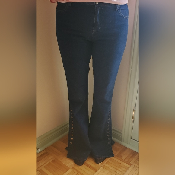 Mudd Vintage Flare Jean's With Buttons - Picture 5 of 10